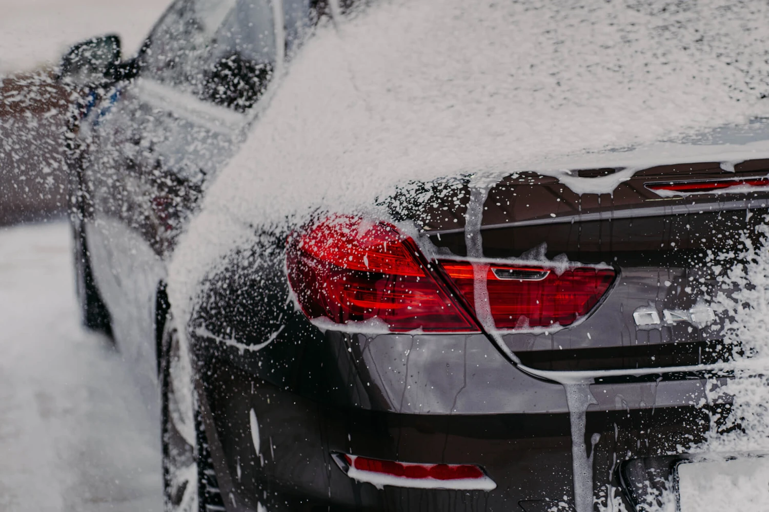 Как атмосферните условия ускоряват стареенето и износването на автомобила