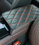 Thumbnail 1 of Универсален кожен калъф подложка за подлакътник на автомобил 29 cm x 17 cm черно с червен шев