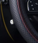 Thumbnail 9 of Универсален кожен калъф за волан – Черен с Червени Шевове 37–38 см