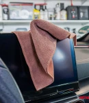 Thumbnail 3 of Двустранна микрофибърна кърпа 2 в 1 за почистване на интериора на автомобила и сензорни екрани навигационни системи и дисплеи 30x30 cm